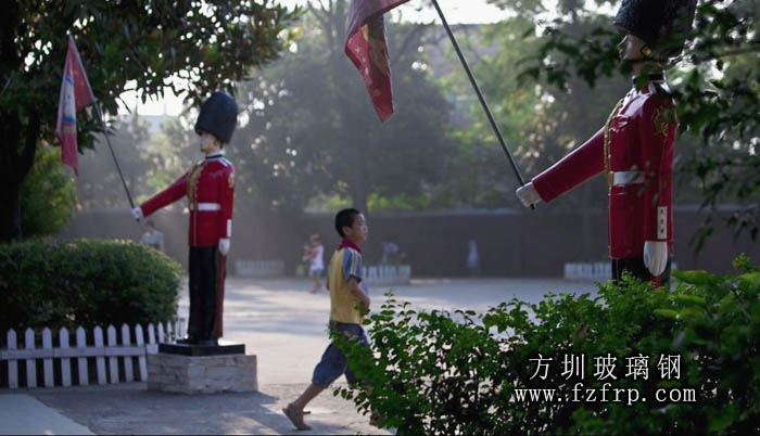 台湾校长的玻璃钢皇家卫兵雕塑(图1)