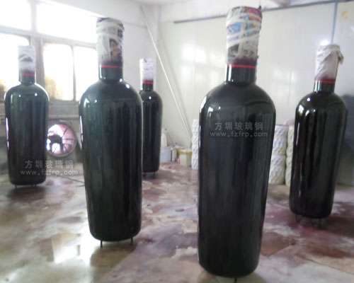 湖北酒庄仿真玻璃钢红酒瓶雕塑工厂生产图 湖北酒庄仿真玻璃钢红酒瓶雕塑工厂生产图