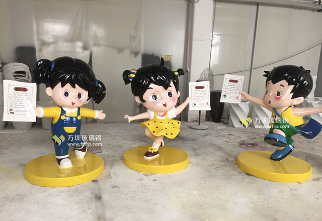 玻璃钢制品生产厂家将雕塑打磨抛光喷漆图