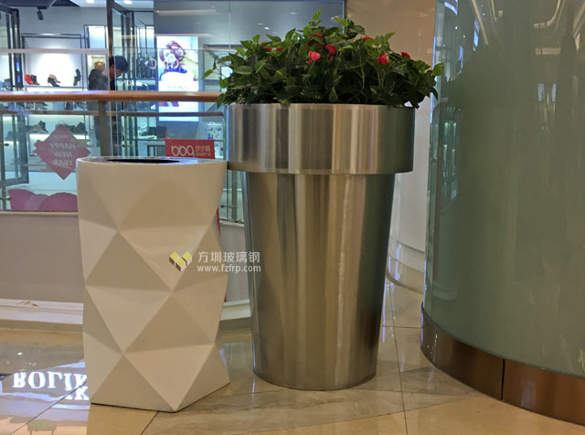 玻璃钢创意垃圾桶与花盆上海商场摆放图 玻璃钢创意垃圾桶与花盆上海商场摆放图