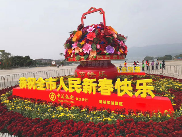 大型玻璃钢花篮雕塑营造肇庆东门广场春节氛围