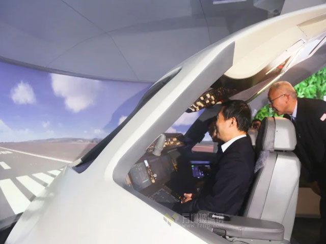 C919大飞机玻璃钢飞行模拟机亮相江西南昌VR产业大会