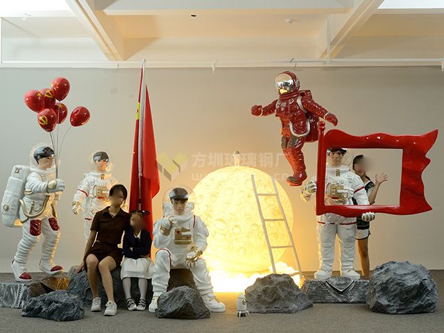 商场玻璃钢宇航员组合雕塑(图1) 商场玻璃钢宇航员组合雕塑(图1)